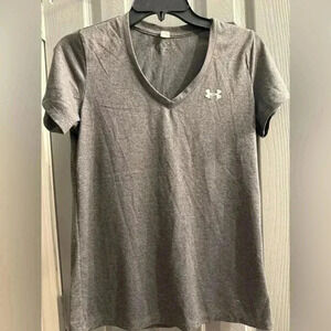 Womens Under Armour loose heat gear v neck short sleeve top in gray Size Small.